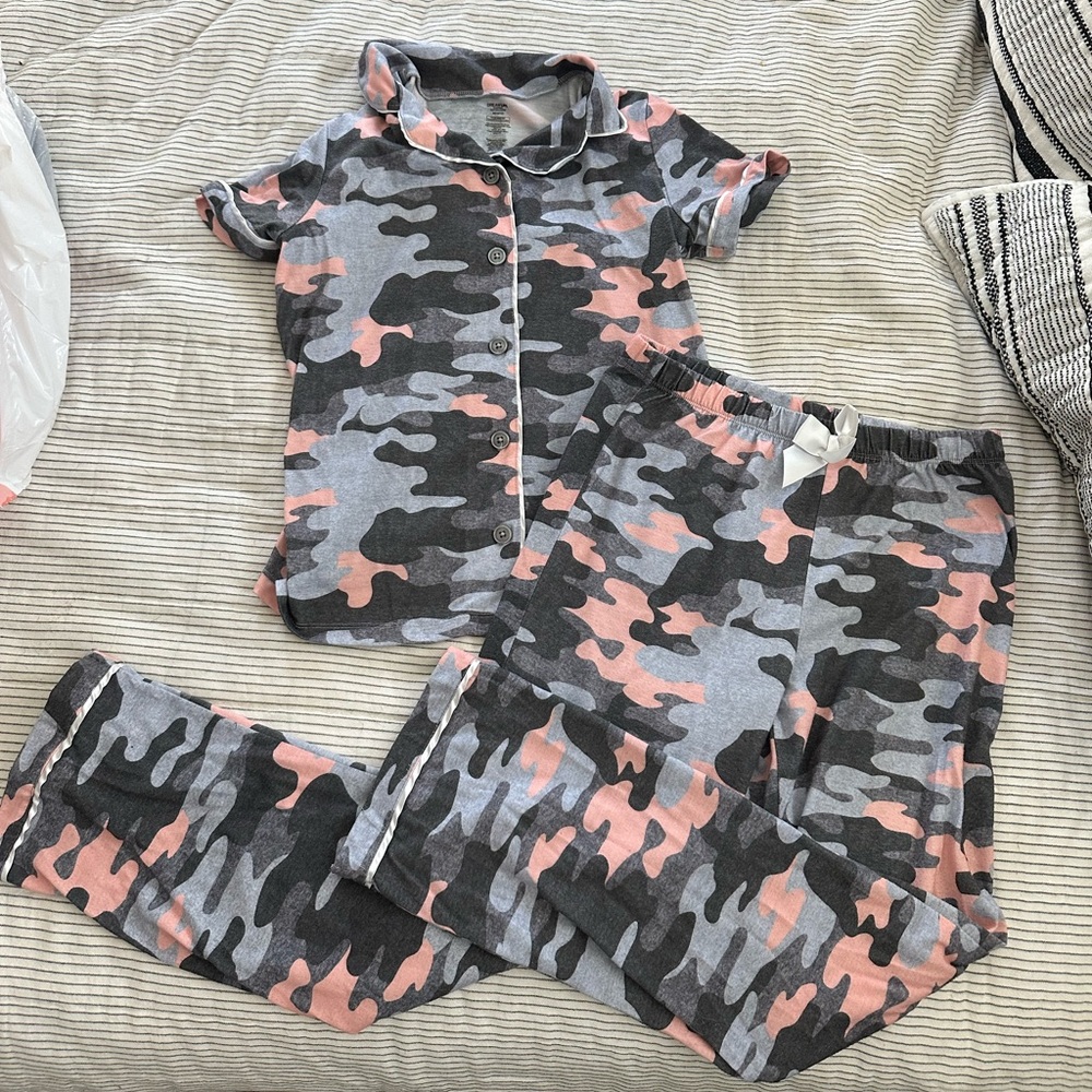 Girls dream life pink and gray camo PJs. 2 piece size 10/12
